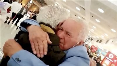 لحظات تخطف القلوب.. شقيقان يجتمعان للمرة الأولى بعد فراق ٧٧ عامًا