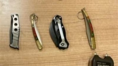 ضبط محاولتى تهريب أسلحة بيضاء والكبسولات المخدرة بمطار القاهرة