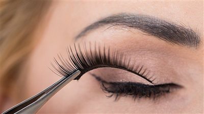 ما حكم تركيب رموش صناعية؟.. الإفتاء تجيب