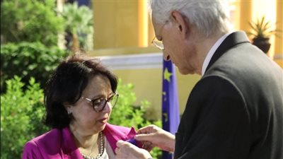 إهداء وسام فرنسي لمديرة مركز الحد من المخاطر والبحوث البيئية بجامعة القاهرة