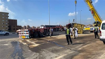 انقلاب سيارة نقل محملة بالأعلاف على طريق بنها 