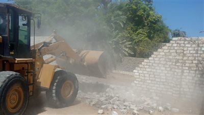 إزالة 43 حالة تعدي ومخالفة بناء بحي شرق ومركزي البداري وأبنوب بأسيوط 