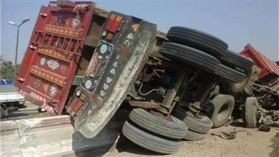 إصابة 4 أشخاص بحادث انقلاب سيارة في قنا