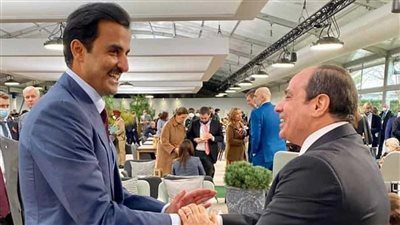 كسر البروتوكول.. أمير قطر يستقبل السيسي بعادات العرب| فيديو