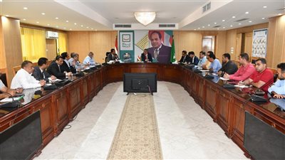 محافظ الفيوم يشكل لجنة لحصر الطرق المغلقة وإعادة فتحها 