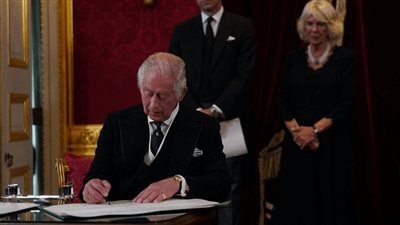قلم حبر يضع الملك تشارلز في موقف محرج.. اعرف القصة