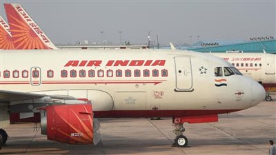 إجلاء طائرة ركاب في مسقط بعد انبعاث دخان | فيديو