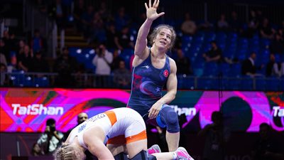 من هي ياسمين أدار منافسة سمر حمزة في نهائي بطولة العالم للمصارعة؟