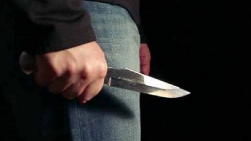 إصابة شخص طعنا