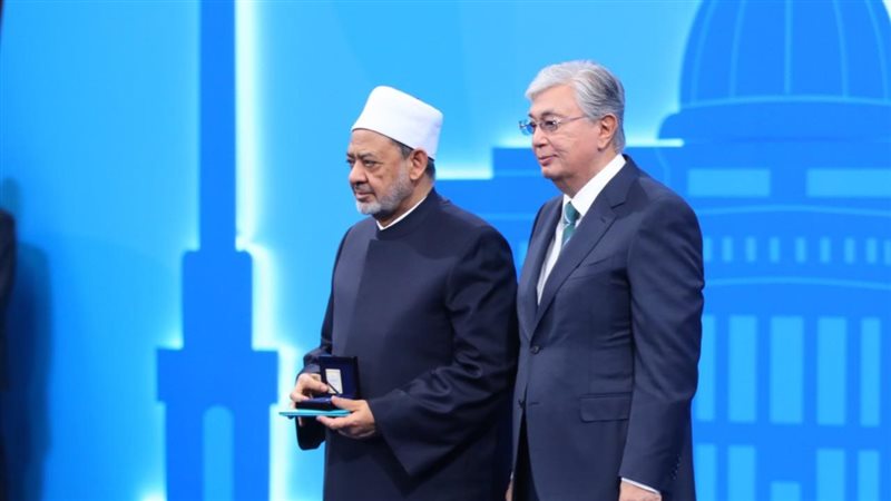 رئيس كازاخستان يسلم