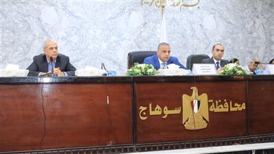 محافظ سوهاج يناقش مشروع رصف الطريق الشرقي بدارالسلام 