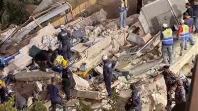 ردد الله أكبر واختفى.. صوت يخرج من تحت أنقاض المبنى المنهار بالأردن | فيديو 