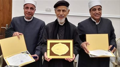 تكريم الرموز الدينية لبيت العائلة المصرية بالإسماعيلية | صور