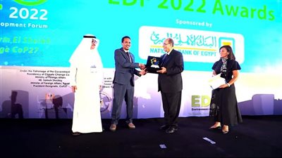 أستاذ بجامعة الأزهر يحصد جائزة الحد من النفايات من الأعلى للمياه والخارجية