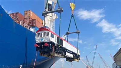 وصول 3 جرارات PRL جديدة لميناء الإسكندرية لدعم أسطول السكك الحديدية | صور