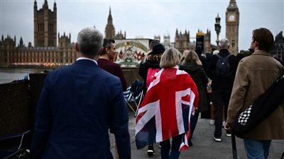 طابور 5 أميال.. آلاف البريطانيين يودعون ملكة بريطانيا | فيديو وصور