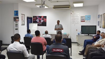 القوى العاملة تنظم ندوة عن المخاطر الكيميائية بإحدى شركات البترول