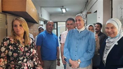 عميد آداب عين شمس تتابع أعمال تجديد المكاتب والإنشاءات بالكلية