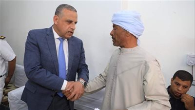 محافظ سوهاج يؤدي واجب العزاء لأسرة شهيد دار السلام |صور