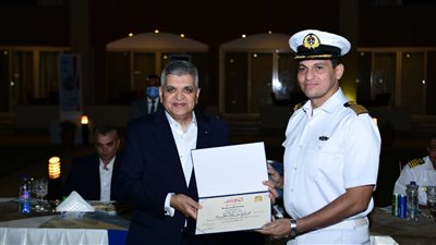 في عيدهم الـ 66.. أسامة ربيع يشيد بمرشدي هيئة قناة السويس 