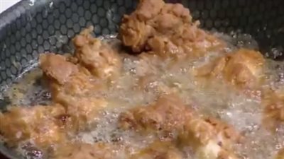 طريقة عمل أجنحة الكرسبي بصوص البصل| فيديو