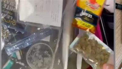 جمارك مطار القاهرة تحبط تهريب هواتف حول جسد راكبة ومخدرات بحوزة راكب 