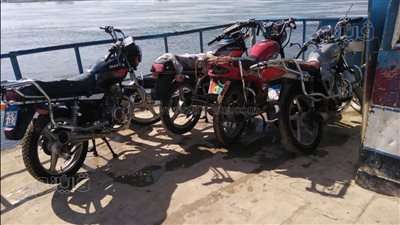 انتشال 9 دراجات بخارية سقطت من المعدية النيلية ببني سويف 