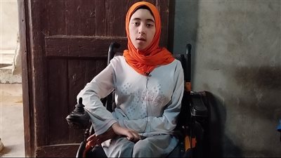 مأساة هاجر مع ضمور العضلات.. اكتشفت مرضها في الصف الخامس.. حصلت على 93% في الثانوية العامة.. وتخشى عدم قبولها بكلية الطب | فيديو 