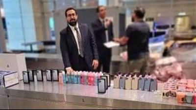  أبرز عمليات التهريب بمطار القاهرة.. ضبط 13 هاتفا علي جسد سيدة.. والقبض على راكب بحوزته مخدرات 
