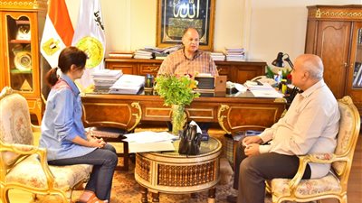 محافظ أسيوط يتابع إنشاء 15 مشروع أسواق ومواقف ونقاط إطفاء بقرى حياة كريمة 