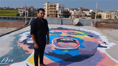 حلمه يدخل موسوعة جينيس.. شاب بالبحيرة يحول سطح منزل إلى لوحة فنية | فيديو وصور