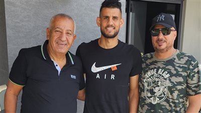 كامل أبو علي يزور معسكر المصري بالقاهرة ولاعب منتخب الجزائر يوقع بحضوره