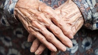 كانت تحمل حفيدها وسقطت.. تفاصيل مصرع مسنة بالقليوبية 