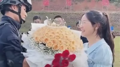 شرطي يطلب حبيبته للزواج.. سأكون مخلصا لك مثلما أنا مخلص لوطننا الأم