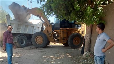 رفع 750 طن نواتج تطهير من الترع بالبداري في أسيوط 