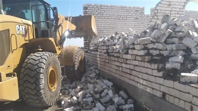 إزالة 16 حالة تعد بالبناء على الأراضي الزراعية وأملاك الدولة بالمنيا