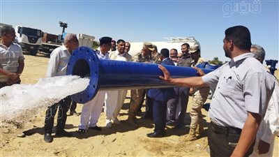 محافظ مطروح يطلق شارة بدء ضخ المياه من بئر الأمهات العميق بسيوة|صور