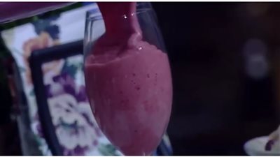 صحي ولذيذ.. طريقة عمل سموزي الموز والفراولة باللوز|فيديو 