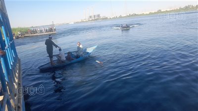 الاستعانة بشباك الصيادين لانتشال جثتي معلم وطفل في حادث معدية بني سويف| فيديو