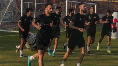 تدريبات بدنية مكثفة للاعبي الأهلي بالمران المسائي 