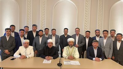 وزير الأوقاف ومفتي كازاخستان يكرمان الأئمة من دولة كازاخستان لاجتيازهم الدورة العلمية المتخصصة
