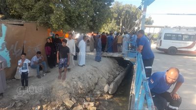 والدة الطفل ضحية معدية بني سويف تنتظر خروج جثمانه من النيل| فيديو