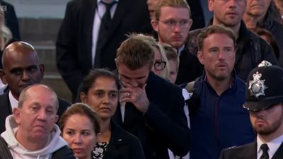ديفيد بيكهام يقف في طابور 13 ساعة لوداع الملكة إليزابيث| فيديو وصور