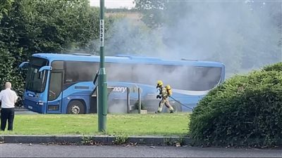 اشتعال النيران في حافلة تحمل 20 طفلًا أثناء عودتهم من المدرسة 