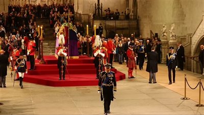 طقس جورج الخامس.. أبناء الملكة إليزابيث بزيهم العسكري في وقفة الوداع الأخيرة