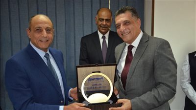 وزير الطيران يشهد حفل تكريم مساعد رئيس قطاع الشئون التجارية للمحطات السابق