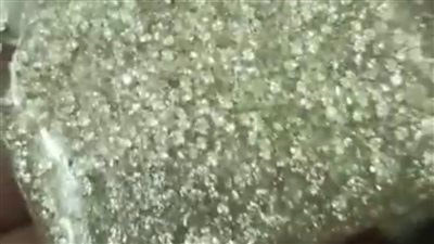 ضبط راكبة حاولت تهريب ألماس وأحجار كريمة بمطار القاهرة 