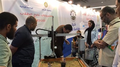 نائب رئيس جامعة الأزهر يشيد بمشروعات كلية الهندسة الزراعية بمعرض صحاري 