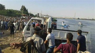كانوا رايحين المقابر.. غرق شخصين ونجاة 25 في حادث معدية بني سويف | فيديو 