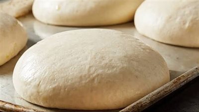 طريقة عمل عجينة البيتزا بمكونات بسيطة